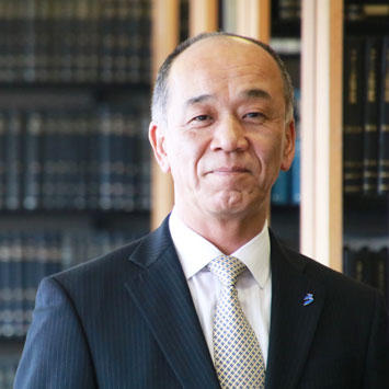 国際武道大学 学長 髙見 令英