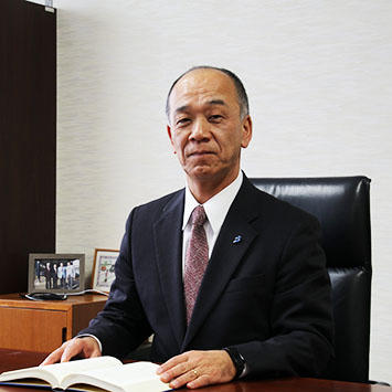 国際武道大学 学長 髙見 令英